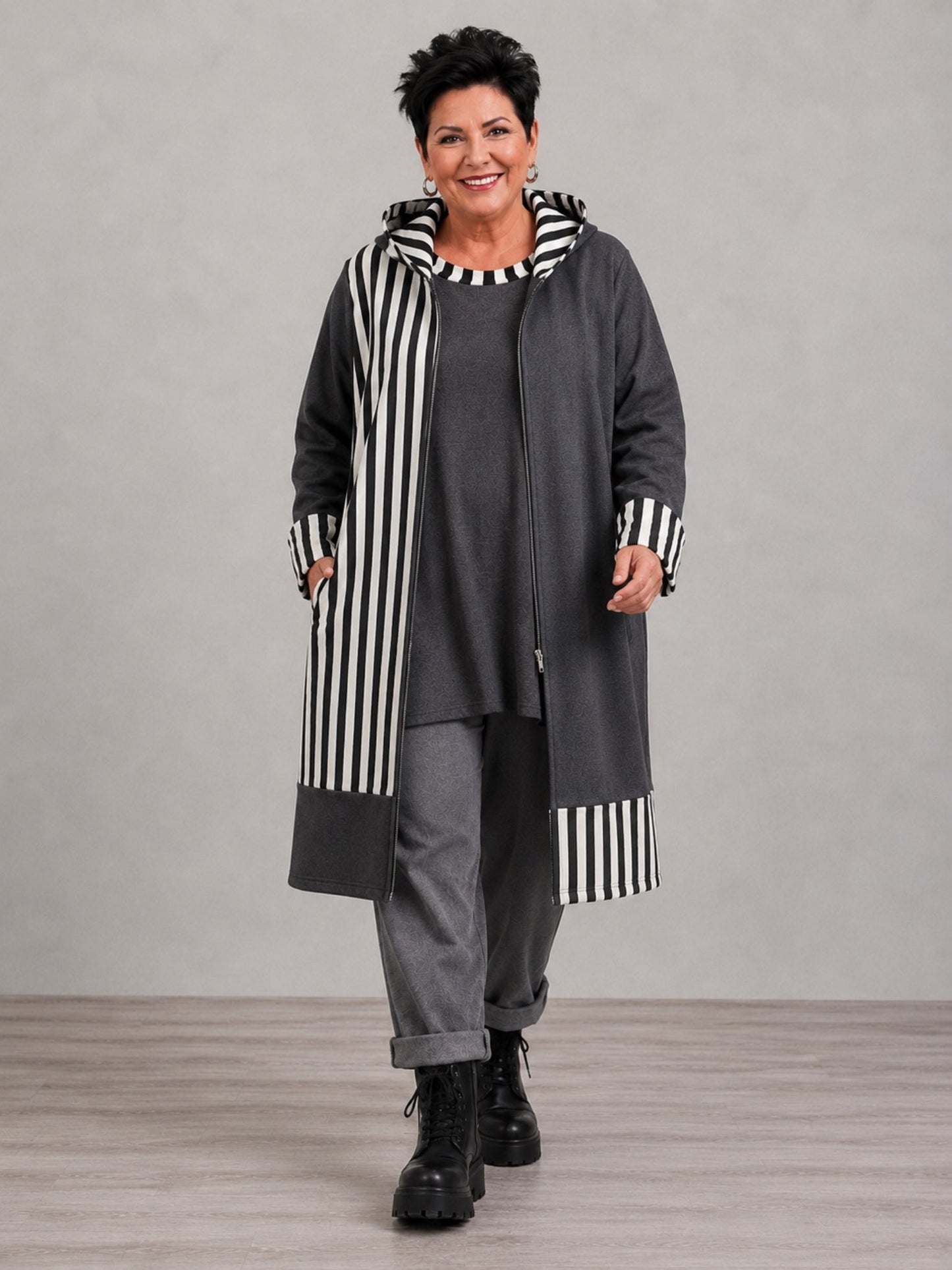 AKH Fashion Shirt Viskose mit Streifen und Zipptasche Oversize – Anthrazit/Schwarz-Weiß, Einheitsgröße 44–54