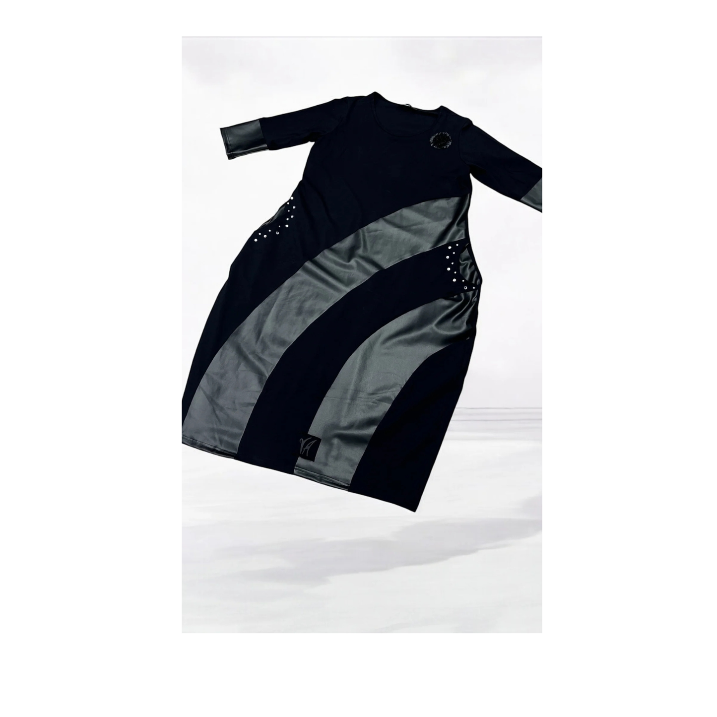 Vincenzo Allocca – Kleid mit Kunstledereinsätzen und Strassdetails 44 46 48 50 52 54 56 58 60 62