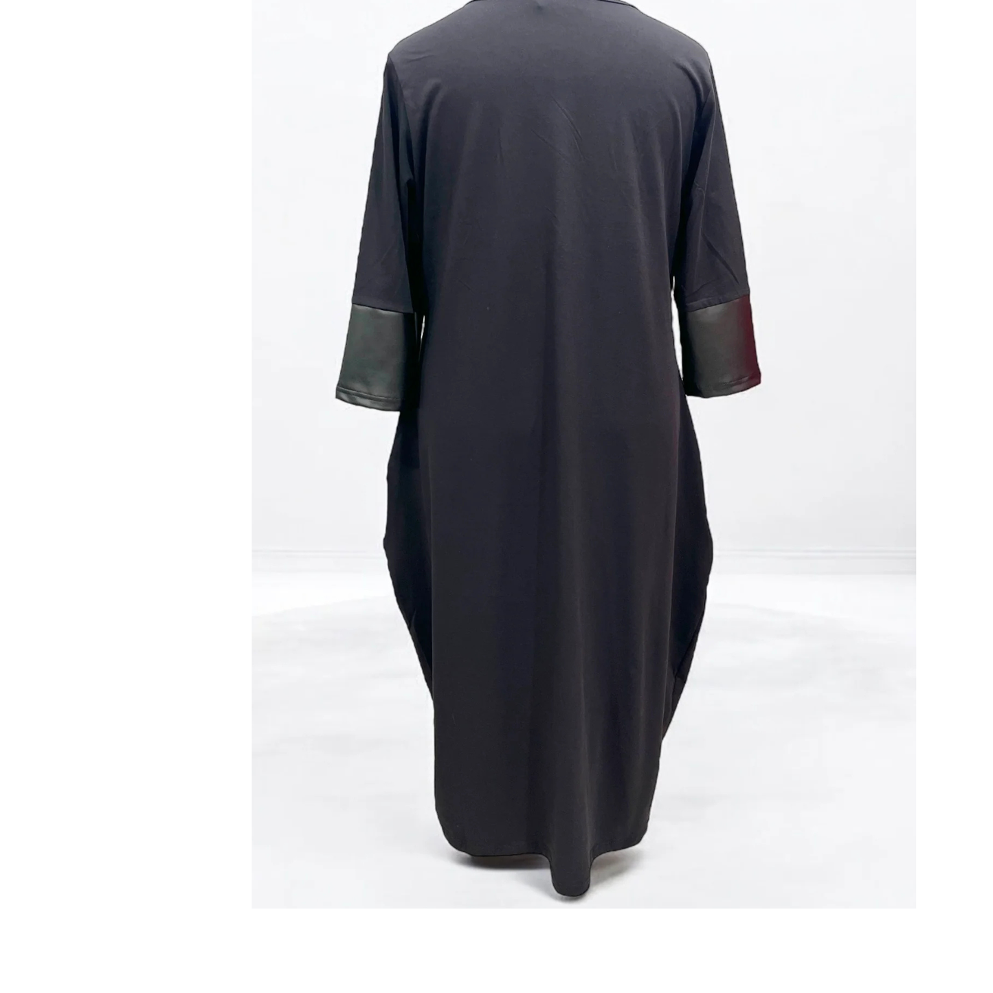 Vincenzo Allocca – Kleid mit Kunstledereinsätzen und Strassdetails 44 46 48 50 52 54 56 58 60 62