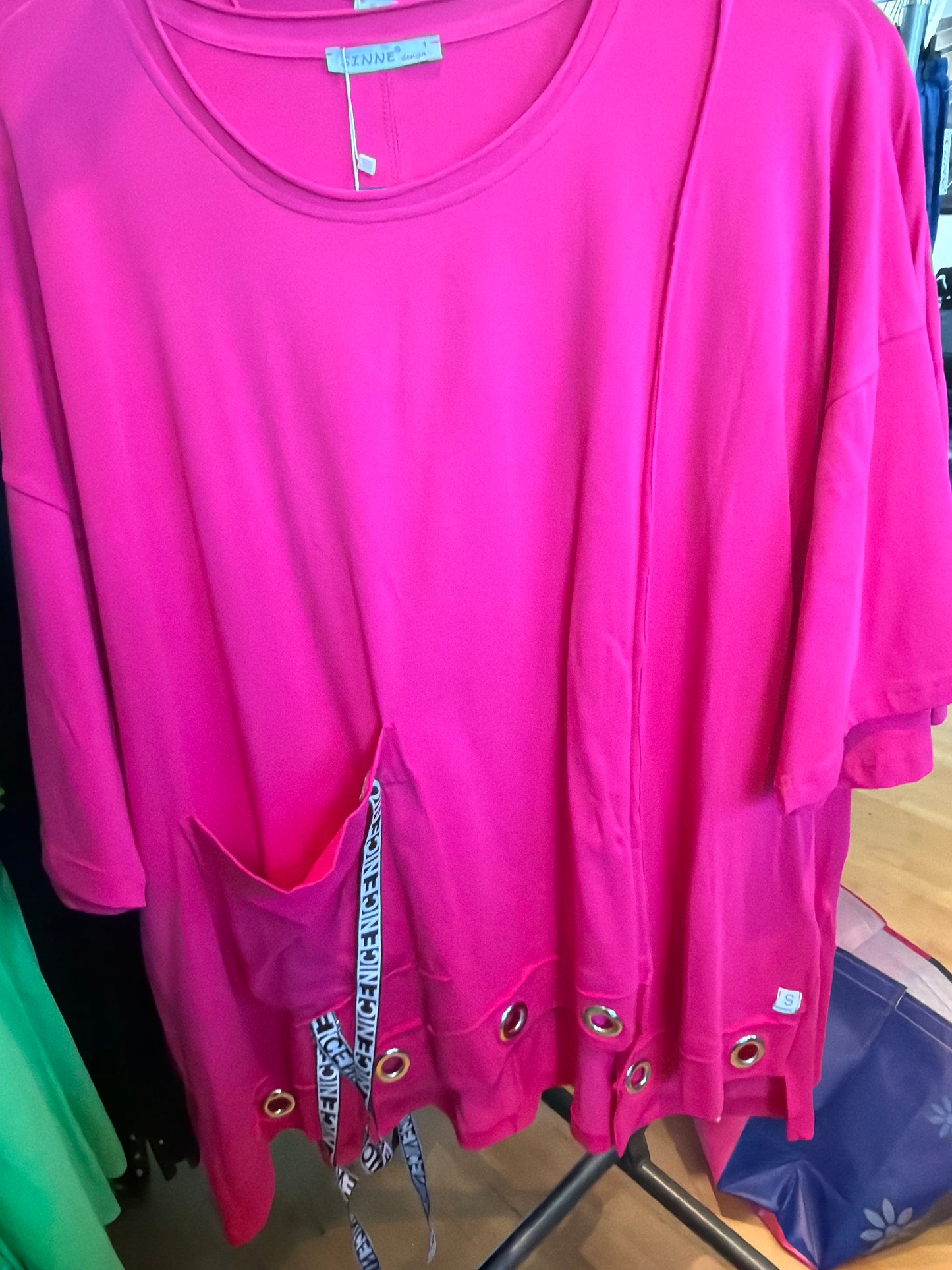 Sinne Oversize Shirt Lochösen Bänder Tasche Koralle Grün Schwarz