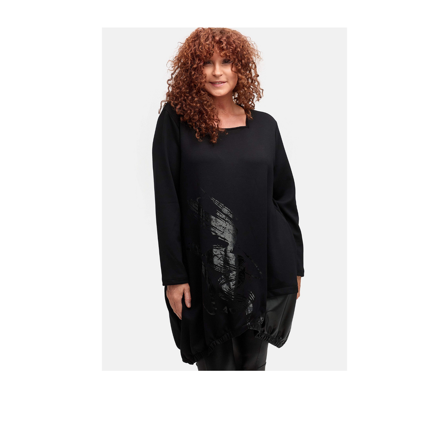 DYB Tunika Schwarz mit Kunstleder-Einsatz & Glanzprint – Asymmetrischer Saum, Plus Size 42 44 46 48 50 52 54 56