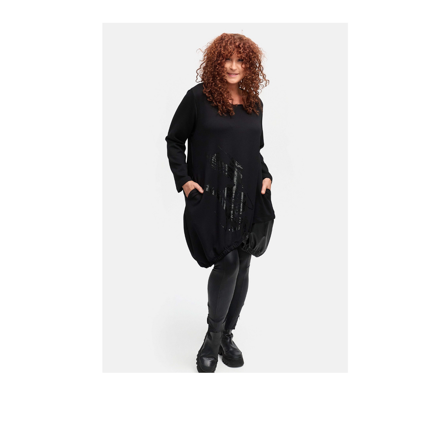 DYB Tunika Schwarz mit Kunstleder-Einsatz & Glanzprint – Asymmetrischer Saum, Plus Size 42 44 46 48 50 52 54 56