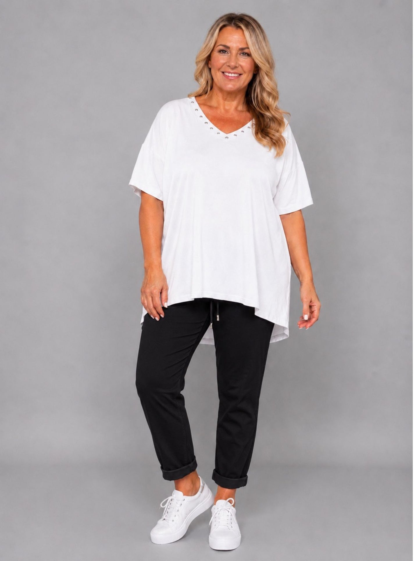 Shirt V-Ausschnitt Nieten Kurzarm Oversize – Gelb, Hellblau, Lila, Beige/Stein, Taupe & Weiß – Einheitsgröße 46–54