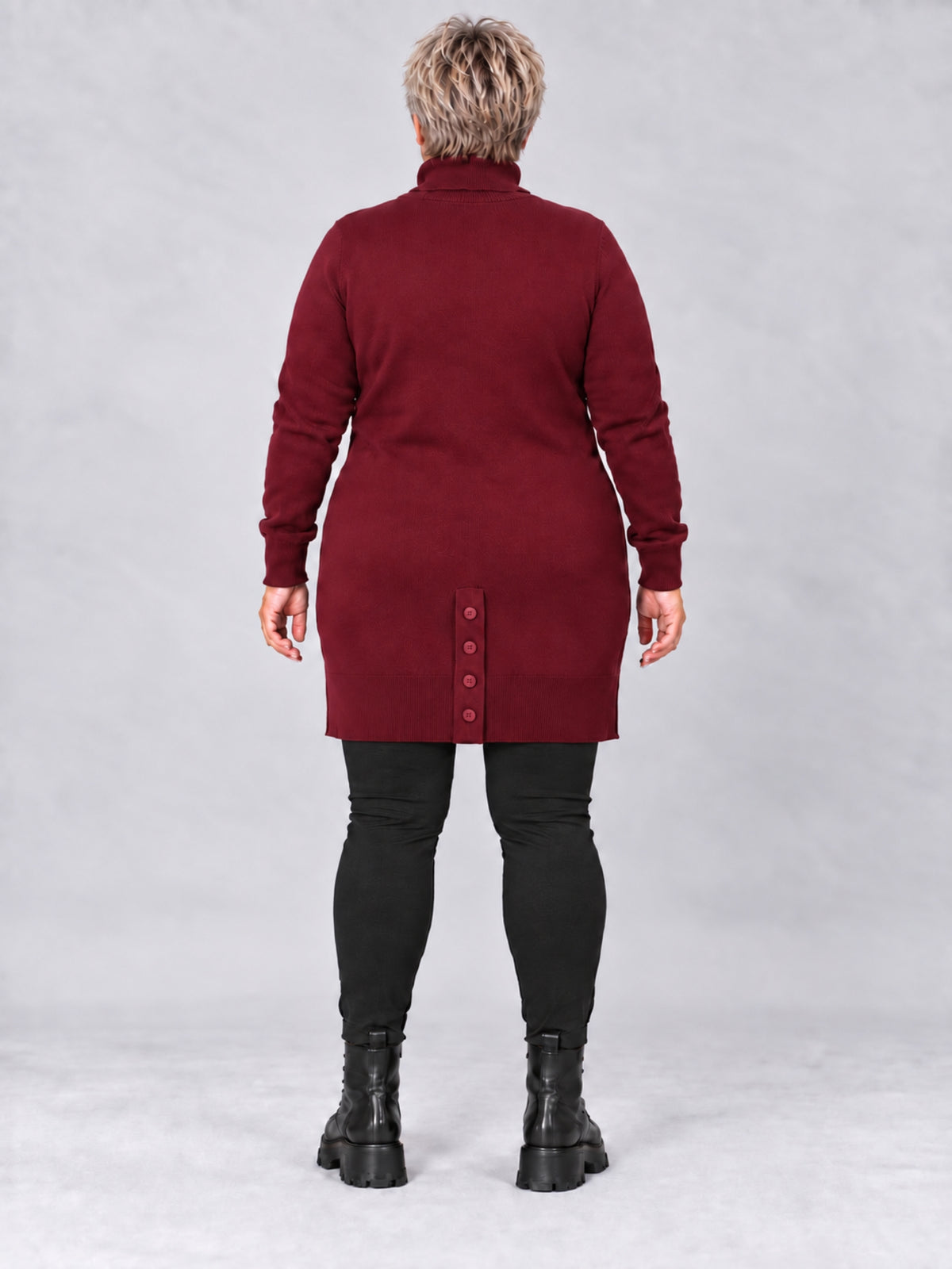 Weinroter Feinstrickpullover mit Knopfleiste am hinteren Saum, Rückansicht
