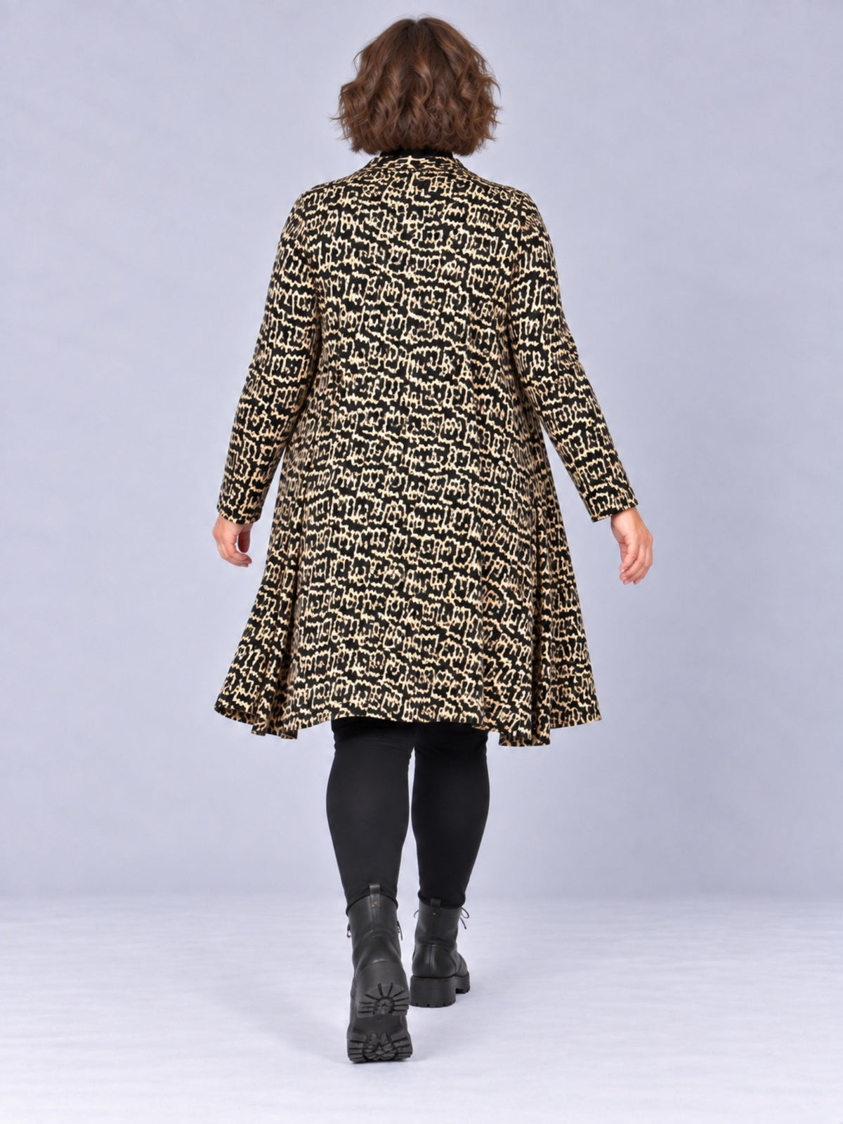 Weit schwingender schwarz-beiger Cardigan mit Grafik-Muster, Rückansicht