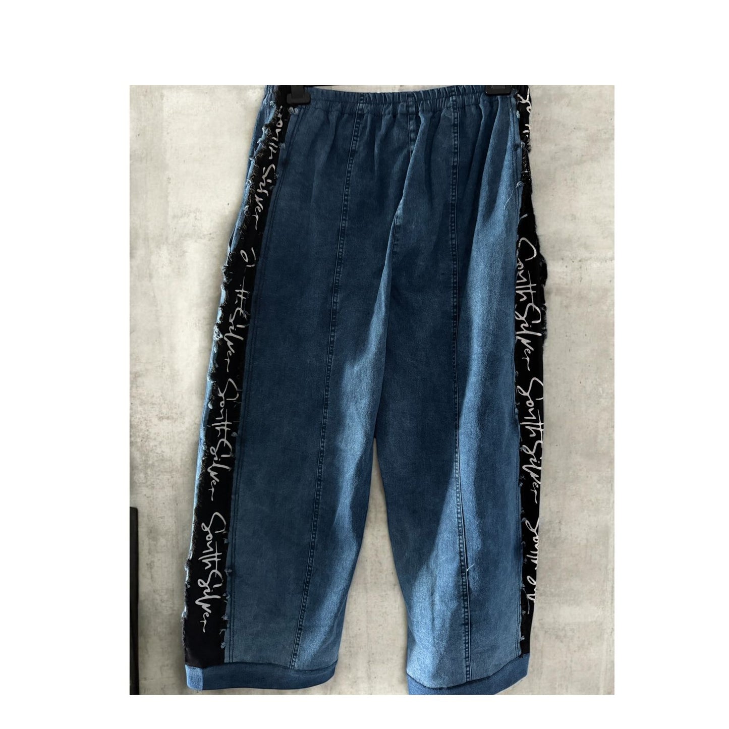 Sinne by Coom Jeanshose Jeansblau mit Schrift-Einsätzen – bequem & modern kombinierbar