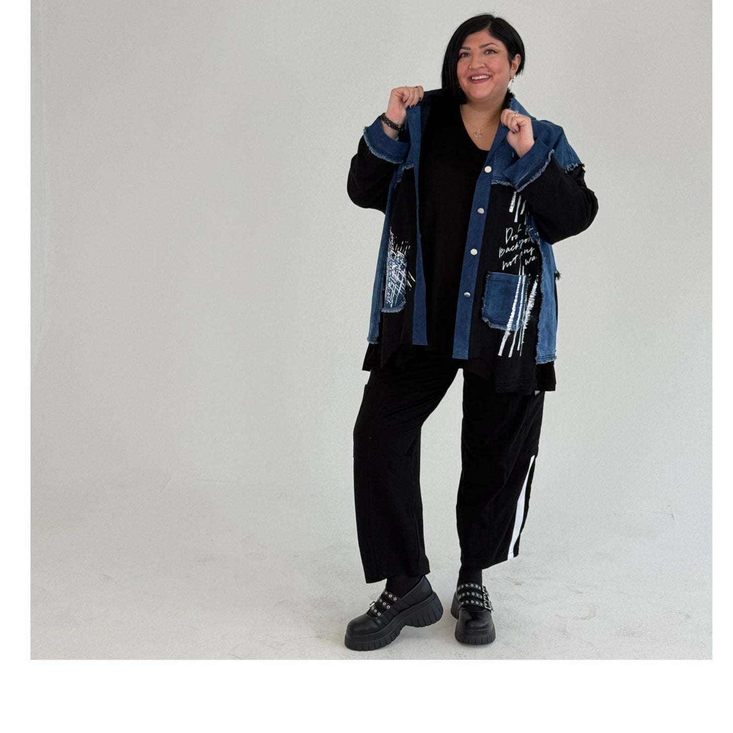 Sinne by Coom Jeansjacke blau mit Kapuze weiß & schwarz Oversize Word-Print
