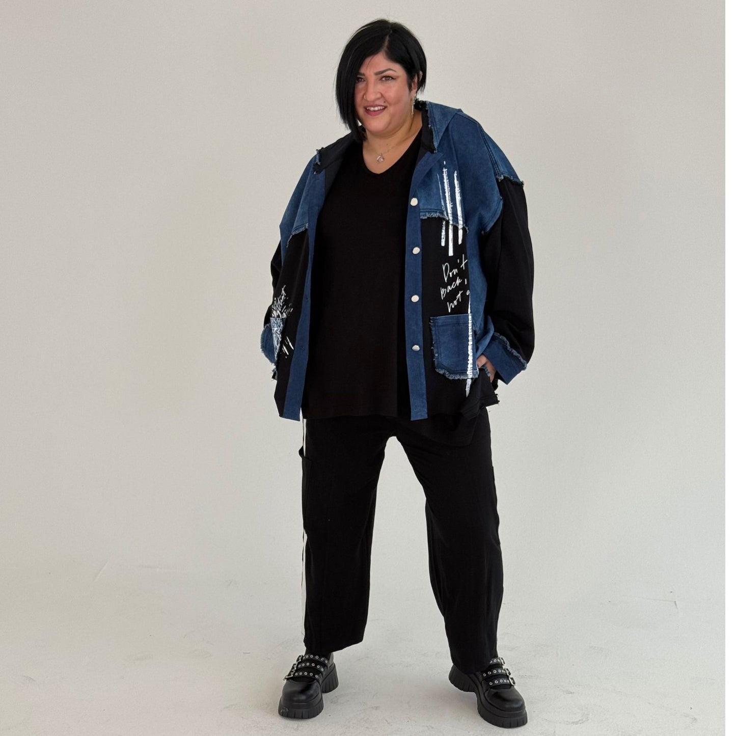 Sinne by Coom Jeansjacke mit Kapuze schwarz Oversize Word-Print