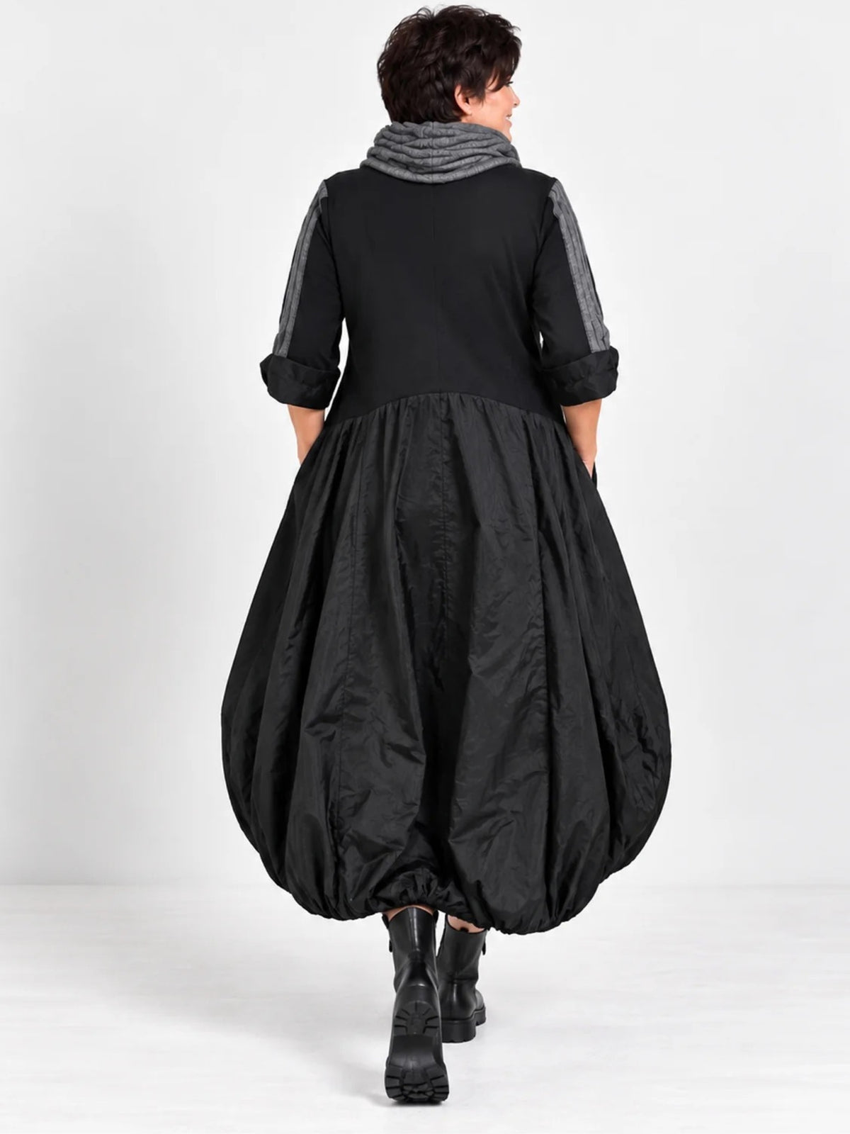Schwarzes Ballonkleid in großen Größen mit grauem Rollkragen, Rückansicht