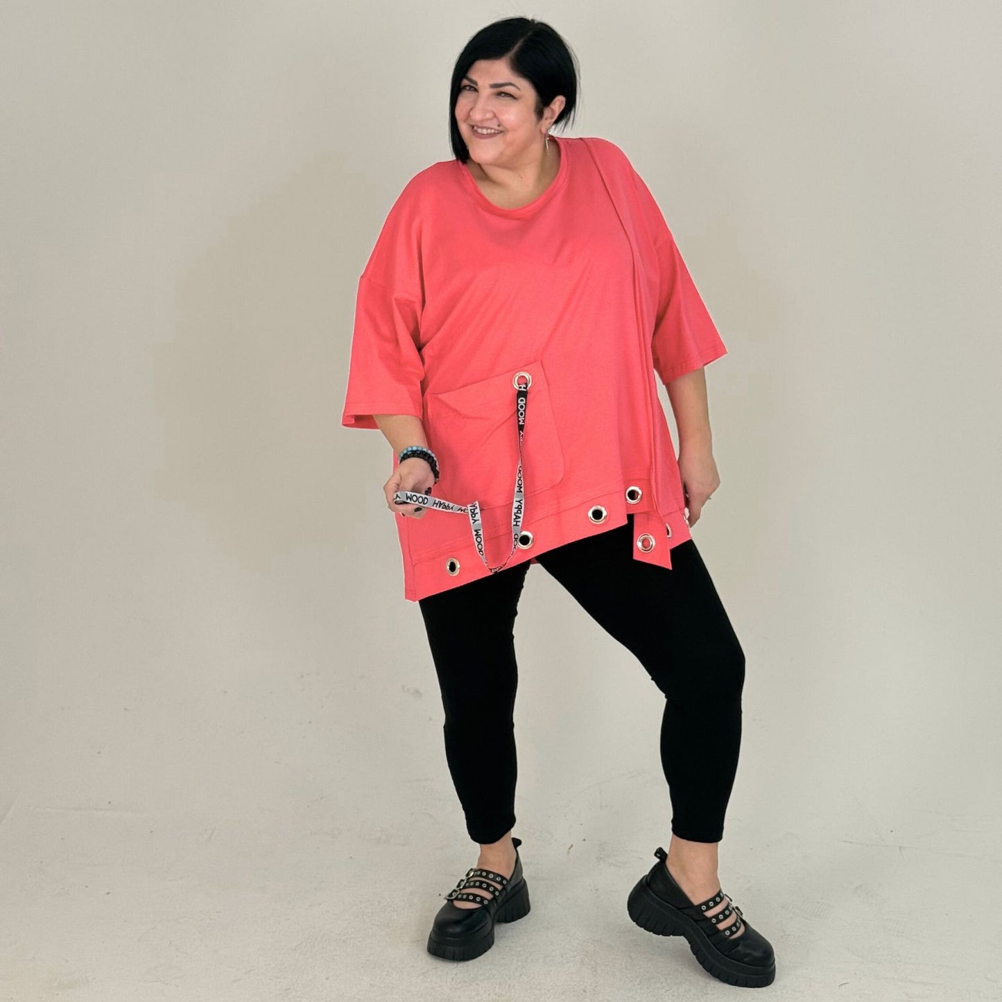 Sinne Oversize Shirt Lochösen Bänder Tasche Koralle Grün Schwarz