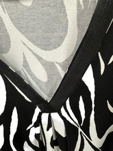 Lade das Bild in den Galerie-Viewer, Magna T-Shirt V-ausschnitt schwarz weiß gemustert Gr 44/46 - 56/58
