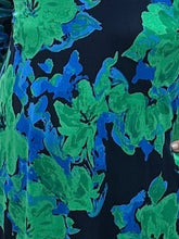 Lade das Bild in den Galerie-Viewer, Magna Shirt Blumenprint grün blau Gr 44/46 - 56/58
