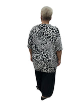 Lade das Bild in den Galerie-Viewer, Magna T-Shirt V-ausschnitt schwarz weiß Animalprint Gr 44/46 - 56/58
