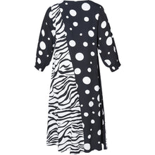 Lade das Bild in den Galerie-Viewer, Aprico Kleid schwarz weiß Zebra Druck mit Punkte Gr 42 - 60
