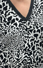 Lade das Bild in den Galerie-Viewer, Magna T-Shirt V-ausschnitt schwarz weiß Animalprint Gr 44/46 - 56/58
