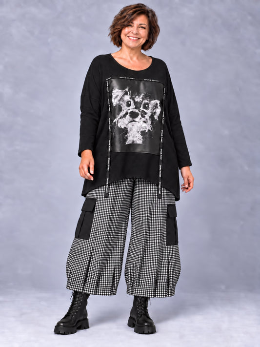 Schwarz-weiß karierte Ballonhose von AKH Fashion mit Cargotaschen, getragen mit dem schwarzen Shirt mit Hundemotiv