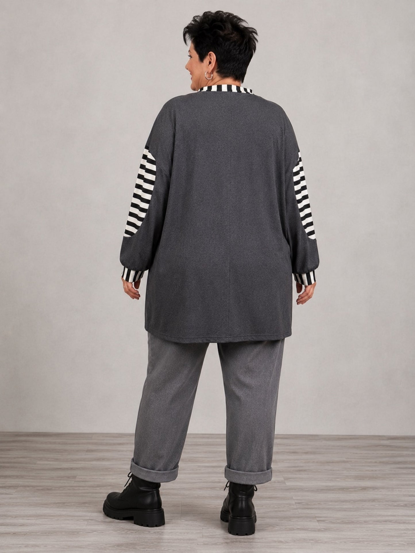 AKH Fashion Shirt Viskose mit Streifen und Zipptasche Oversize – Anthrazit/Schwarz-Weiß, Einheitsgröße 44–54