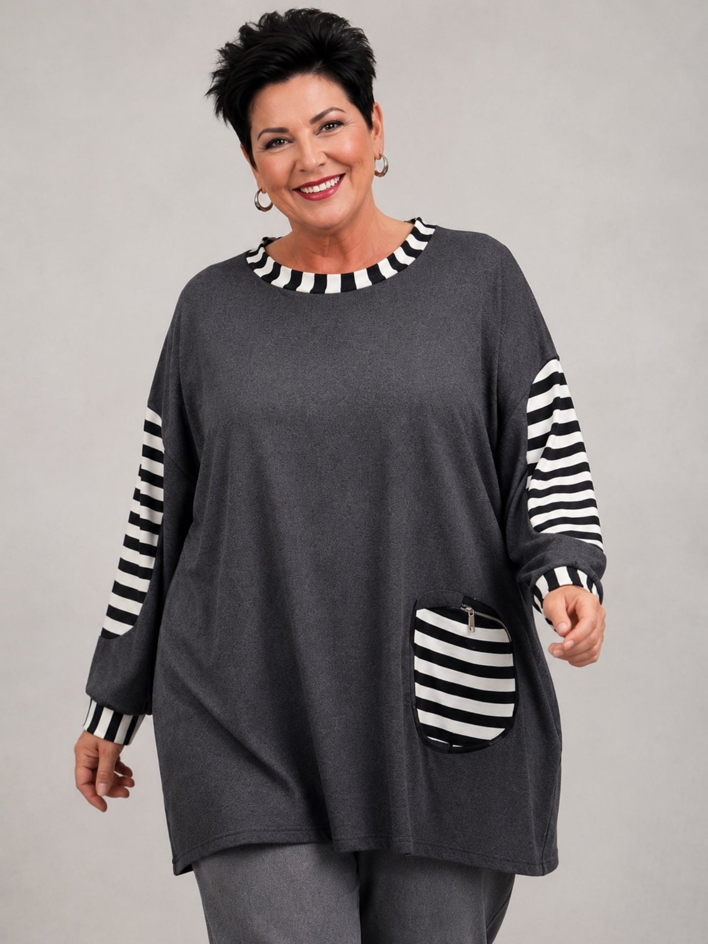 AKH Fashion Shirt Viskose mit Streifen und Zipptasche Oversize – Anthrazit/Schwarz-Weiß, Einheitsgröße 44–54