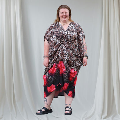 Mix Virage Leo & Red Flowers Oversize Kleid aus federleichter Viskose 44 46 48 50 52 54 56 58