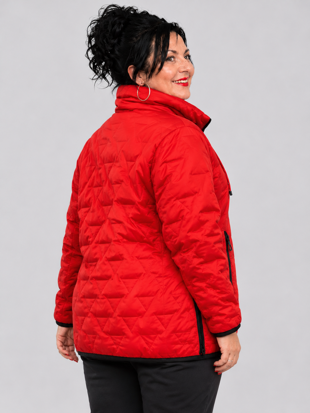 Rote Steppjacke mit Dreiecksteppung und hohem Stehkragen, Rückansicht