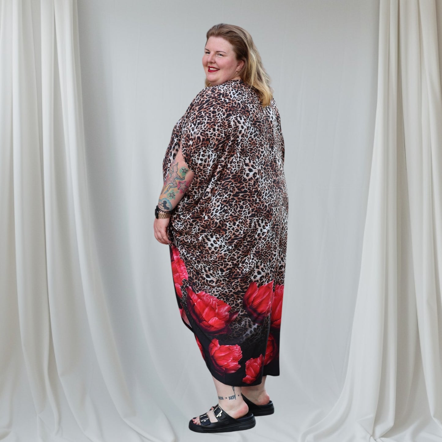 Mix Virage Leo & Red Flowers Oversize Kleid aus federleichter Viskose 44 46 48 50 52 54 56 58