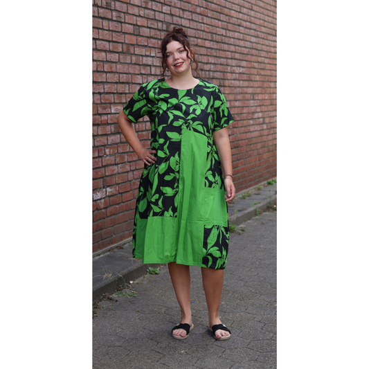 Fly-Out Sommerkleid mit Blätterprint und Farbkontrast 40 42 44 46