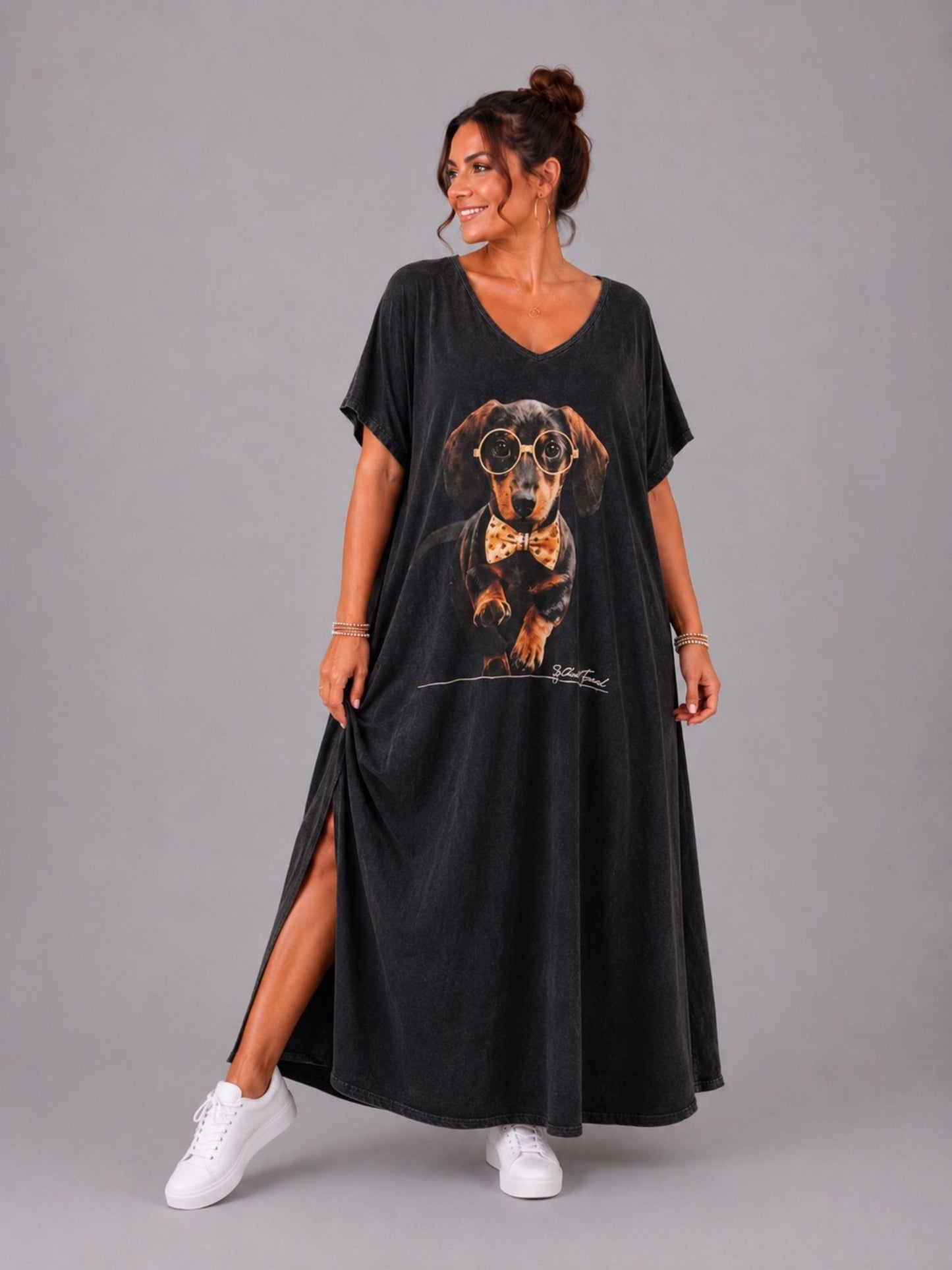 Frenzi Maxi-Kleid Dackel-Print V-Ausschnitt – Sand, Schwarz & Taupe, Einheitsgröße 48–56