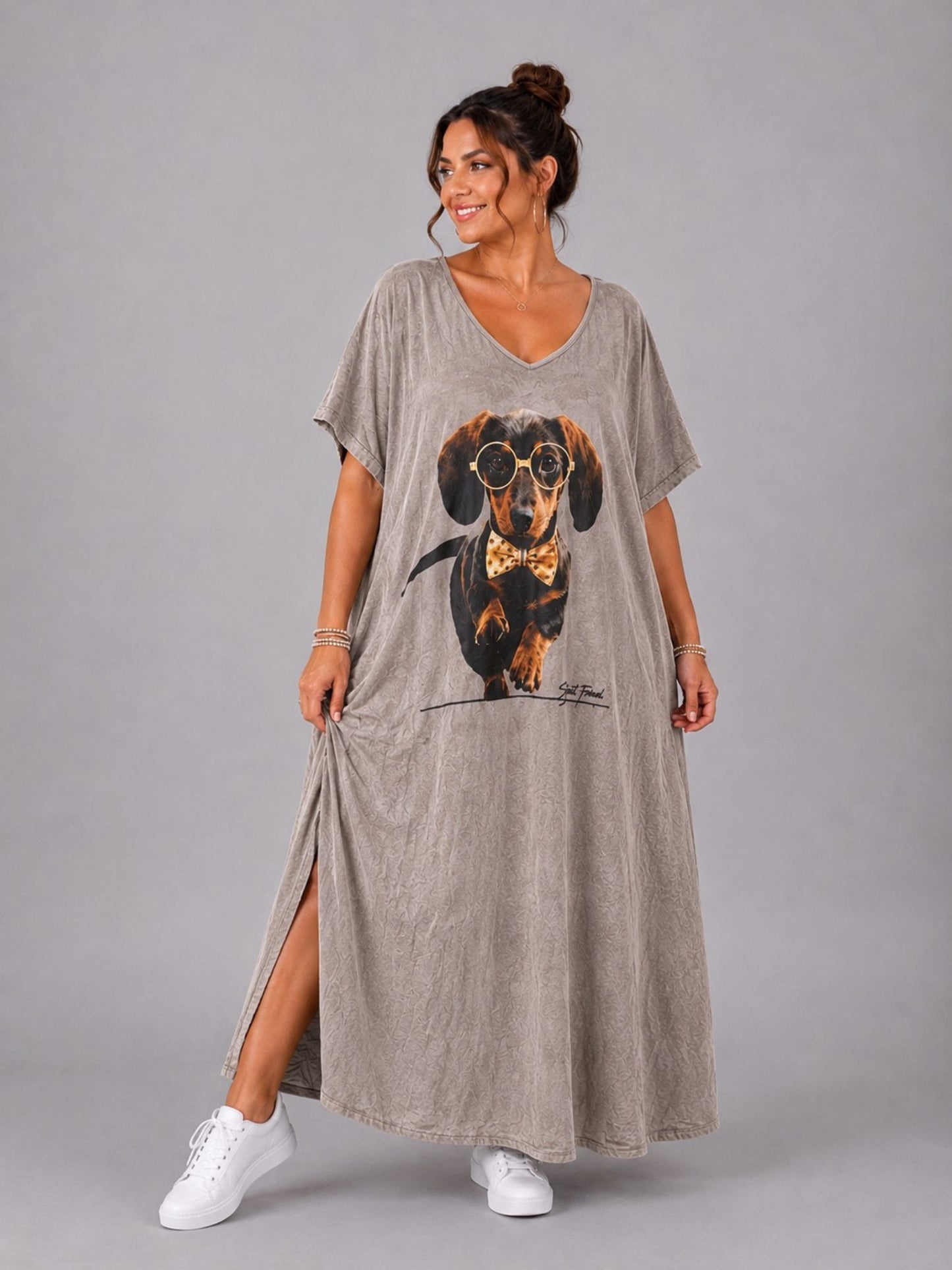 Frenzi Maxi-Kleid Dackel-Print V-Ausschnitt – Sand, Schwarz & Taupe, Einheitsgröße 48–56