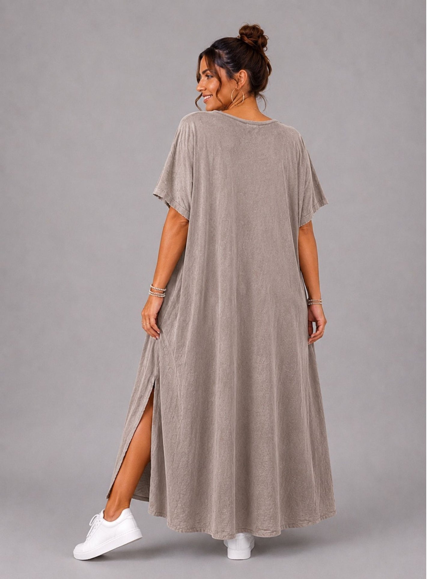 Frenzi Maxi-Kleid Dackel-Print V-Ausschnitt – Sand, Schwarz & Taupe, Einheitsgröße 48–56
