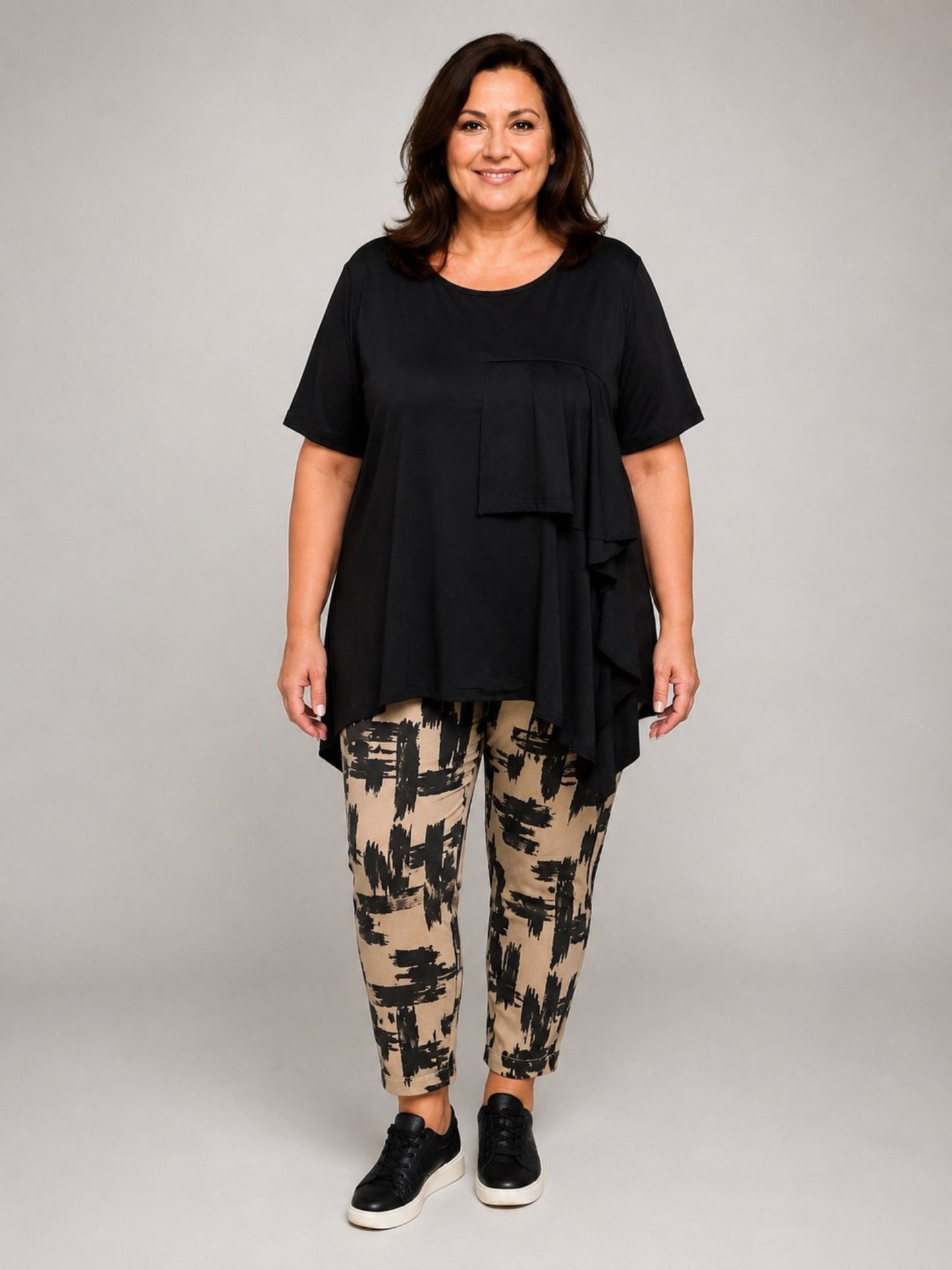 Frenzi Shirt Schwarz Ecru Volant Asymmetrischer Saum Kurzarm