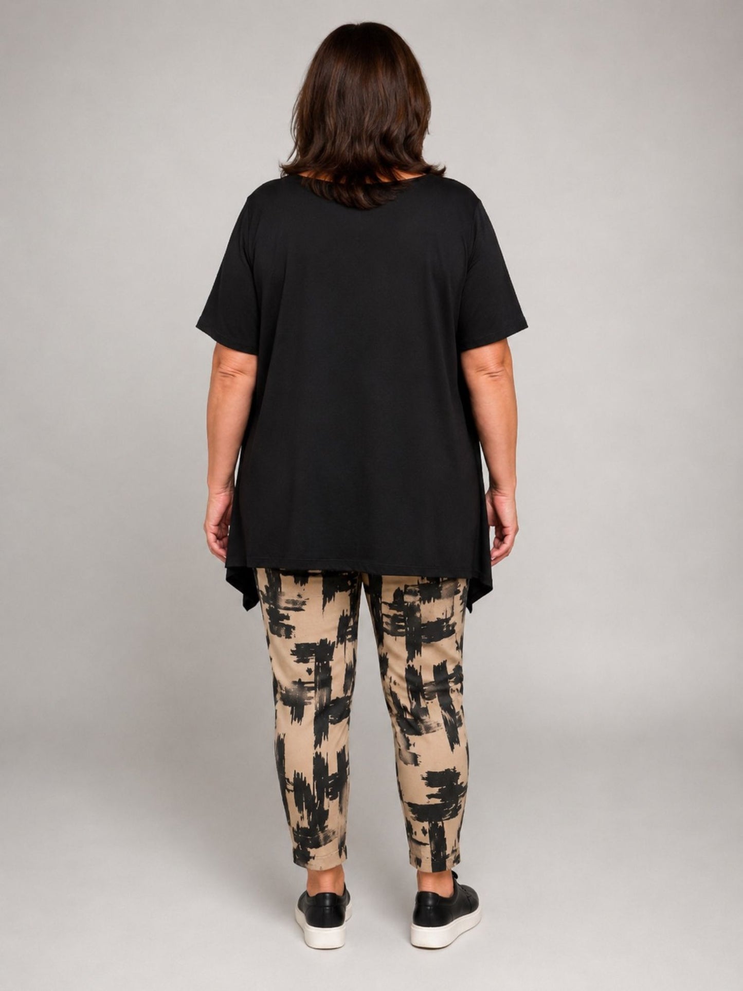 Frenzi Shirt Schwarz Ecru Volant Asymmetrischer Saum Kurzarm