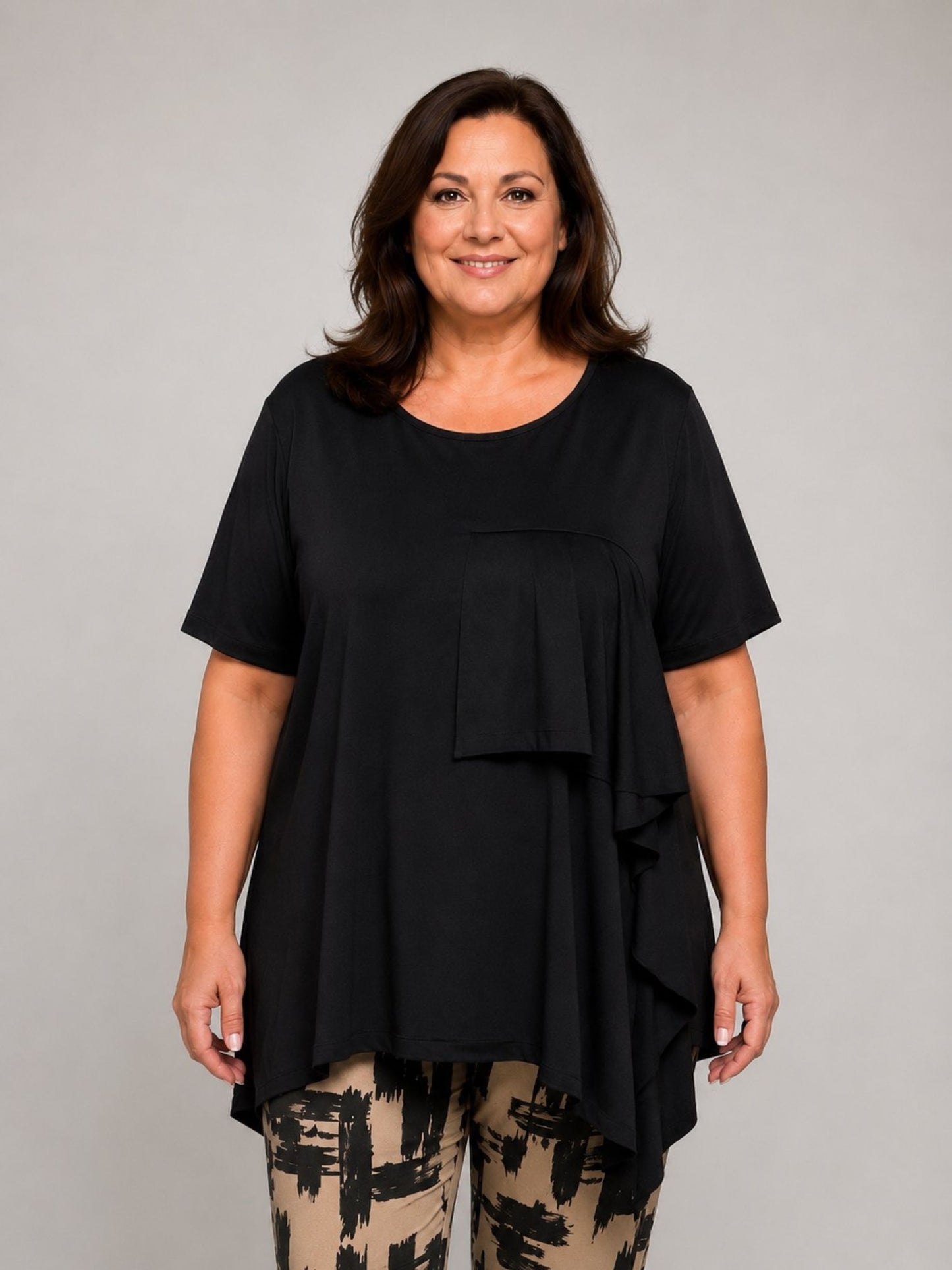Frenzi Shirt Schwarz Ecru Volant Asymmetrischer Saum Kurzarm