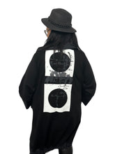 Lade das Bild in den Galerie-Viewer, Zedd Plus asymetrischer Mantel schwarz mit Print Gr 1 - 6
