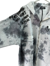 Lade das Bild in den Galerie-Viewer, EU-Queen Jeansjacke Batik Graffiti weiß grau Applikationen Gr one size
