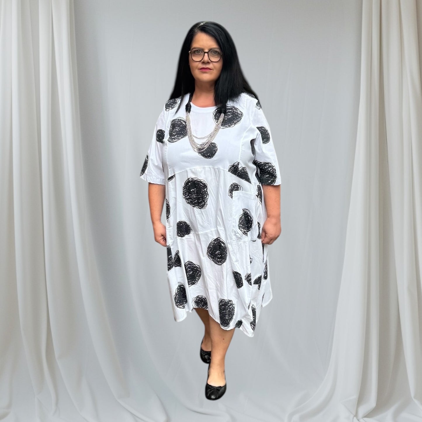 SINNE Kleid Weiß mit schwarzem Print – luftig, nachhaltig & stylisch 40 42 44 46 48 50