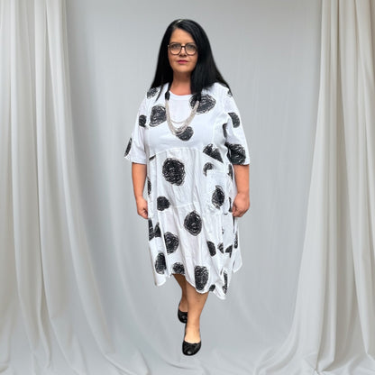 SINNE Kleid Weiß mit schwarzem Print – luftig, nachhaltig & stylisch 40 42 44 46 48 50
