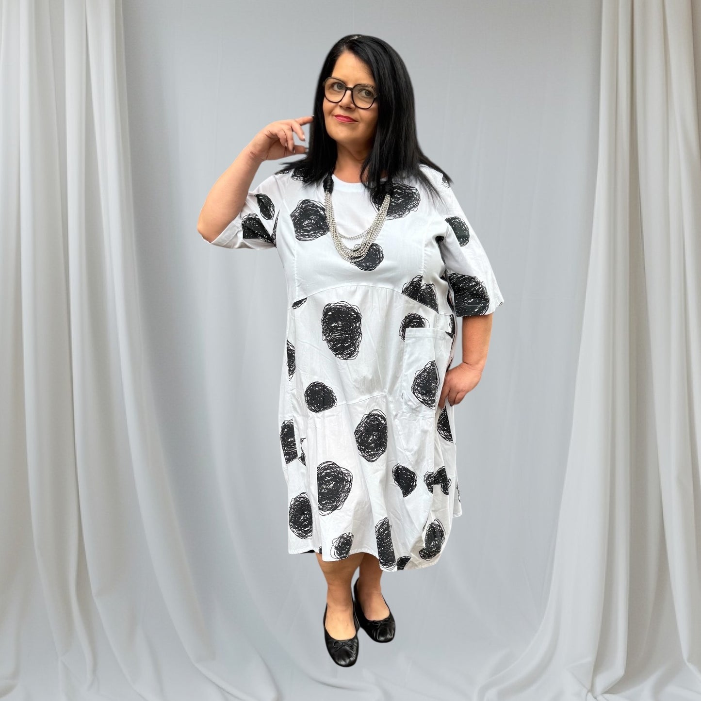 SINNE Kleid Weiß mit schwarzem Print – luftig, nachhaltig & stylisch 40 42 44 46 48 50