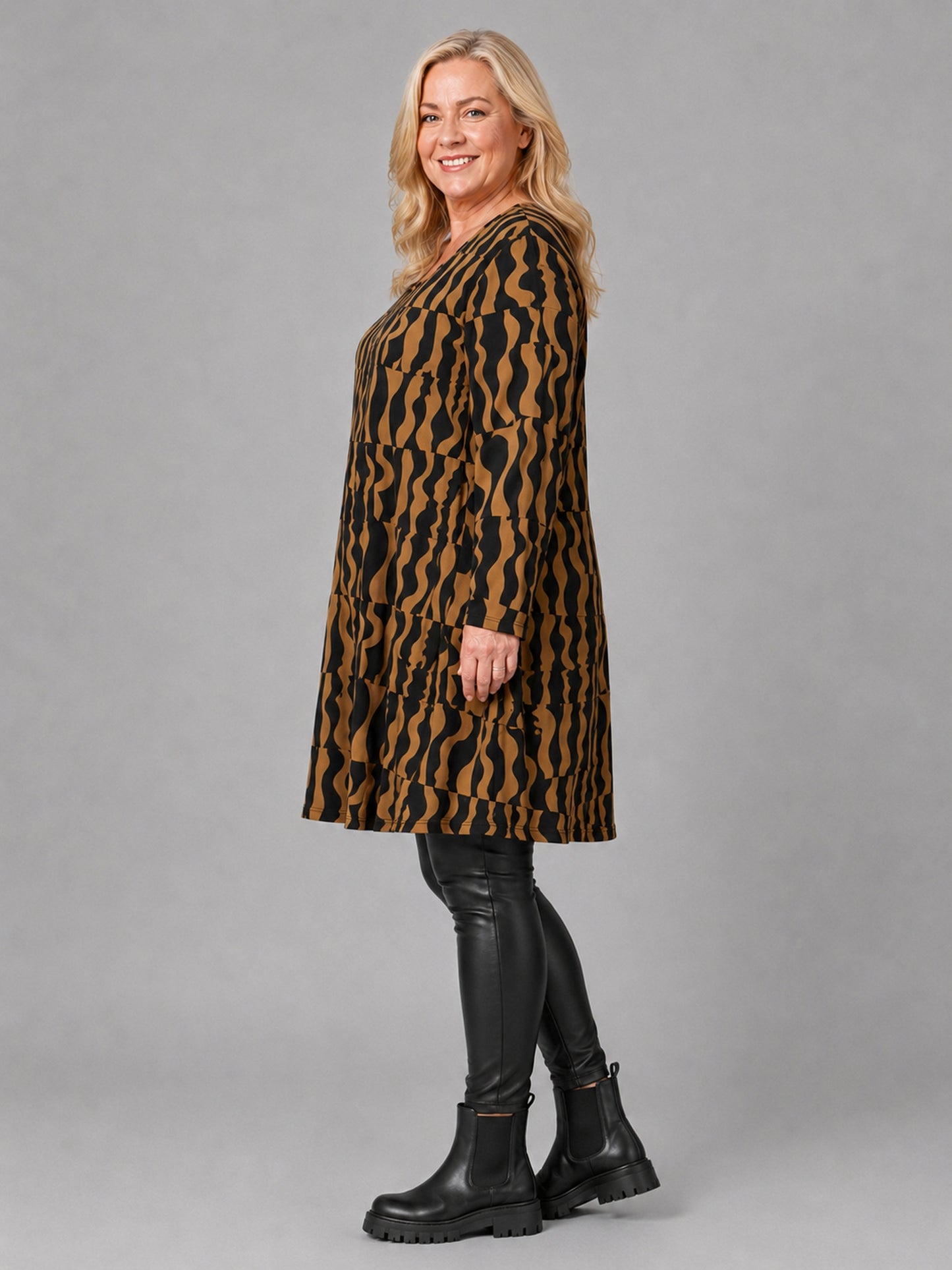 Naveed Shirt-Tunika Viskose Wellendruck Oversize – Einheitsgröße 50–60, Cognac/Schwarz