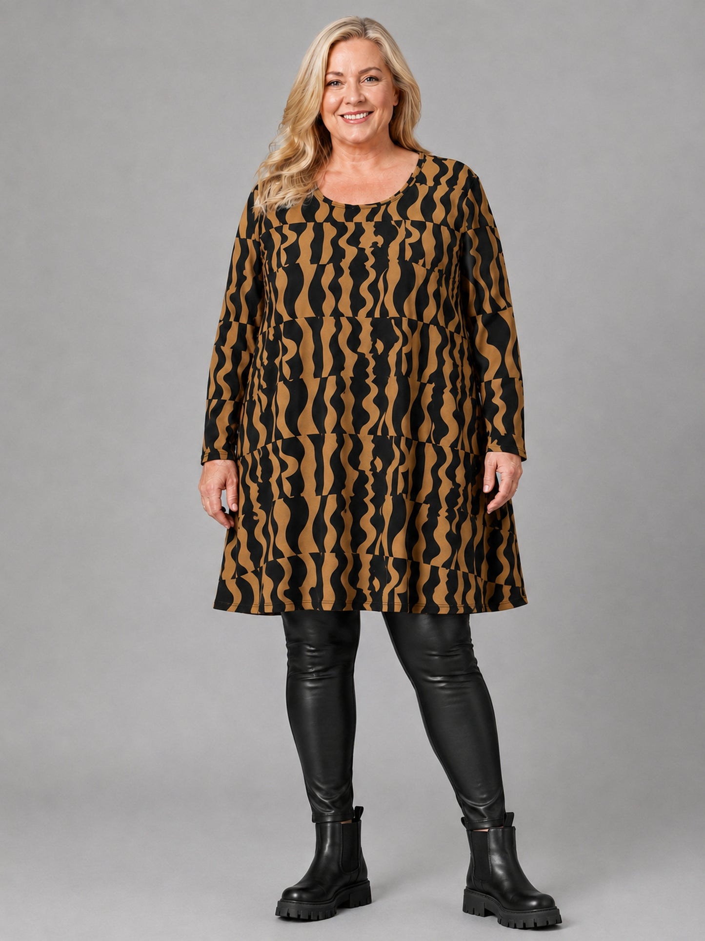 Naveed Shirt-Tunika Viskose Wellendruck Oversize – Einheitsgröße 50–60, Cognac/Schwarz