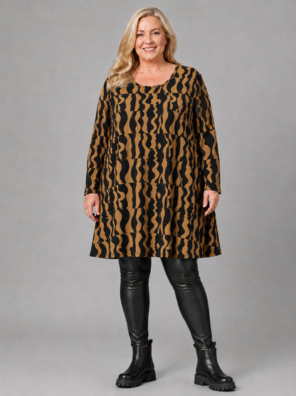 Naveed Shirt-Tunika Viskose Wellendruck Oversize – Einheitsgröße 50–60, Cognac/Schwarz