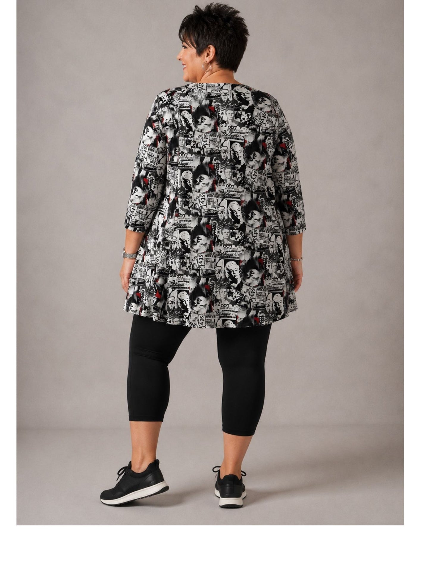 Naveed Shirt-Tunika A-Linie – Retro-Filmcollagen-Print in Schwarz, Weiß & Rot – Große Größen 44–62
