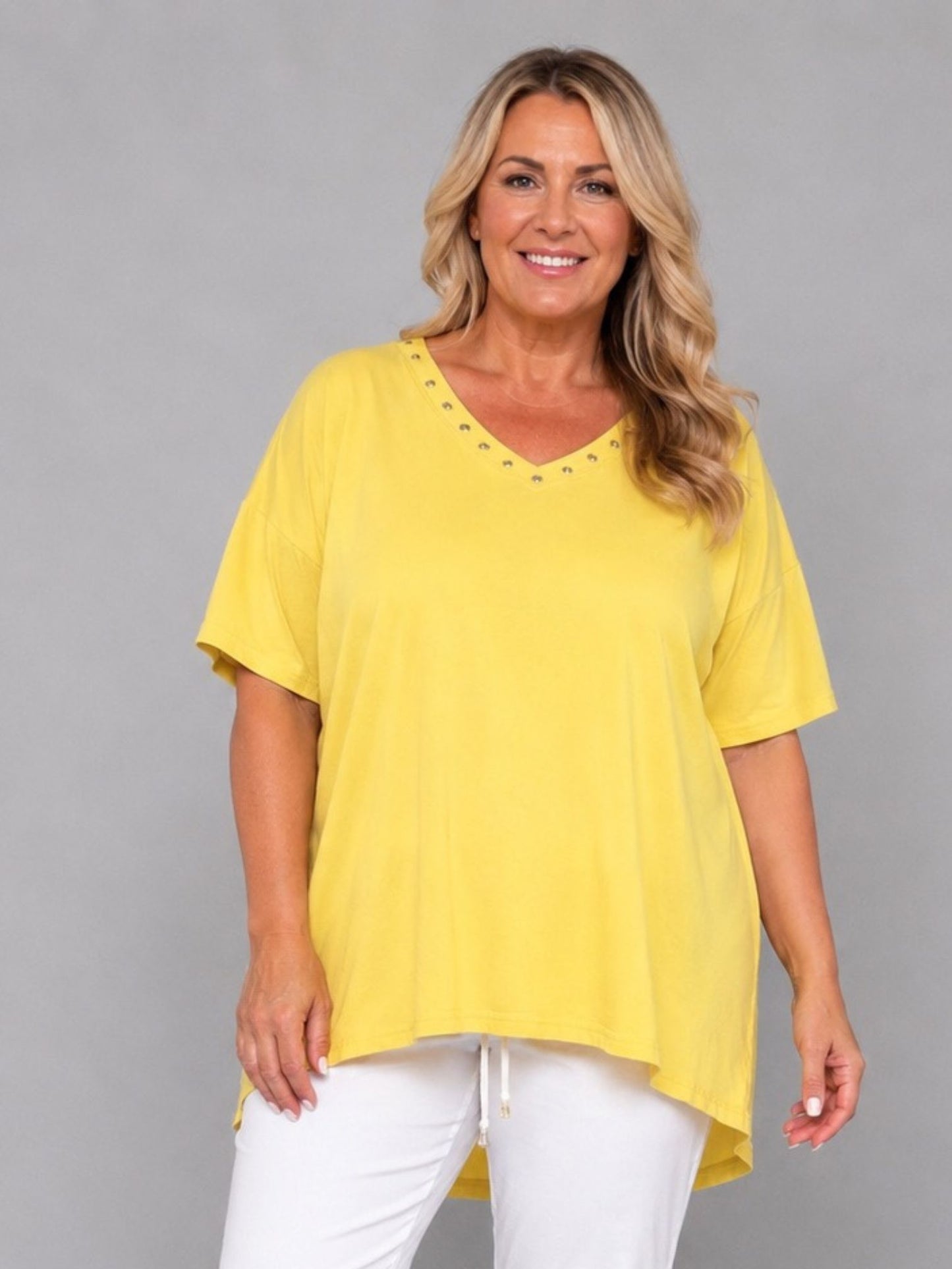 Shirt V-Ausschnitt Nieten Kurzarm Oversize – Gelb, Hellblau, Lila, Beige/Stein, Taupe & Weiß – Einheitsgröße 46–54