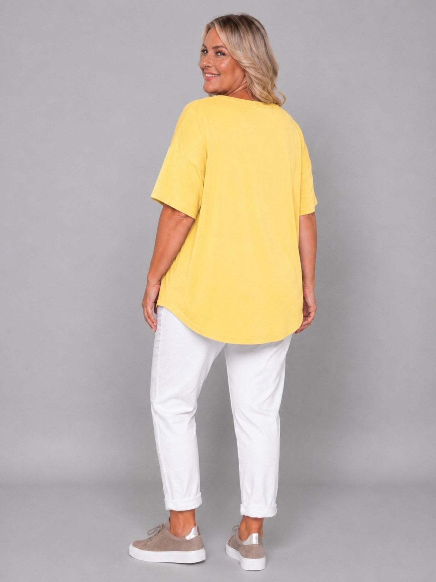 Shirt V-Ausschnitt Nieten Kurzarm Oversize – Gelb, Hellblau, Lila, Beige/Stein, Taupe & Weiß – Einheitsgröße 46–54