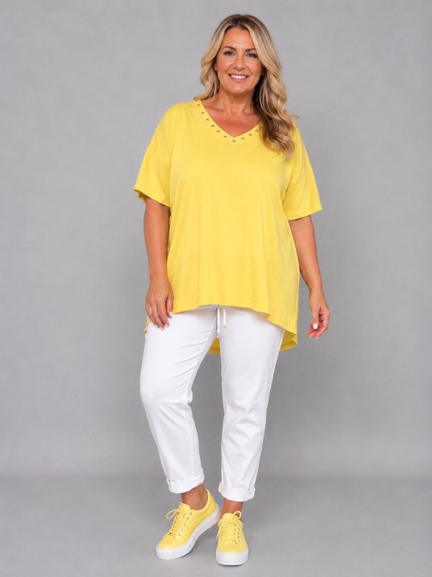 Shirt V-Ausschnitt Nieten Kurzarm Oversize – Gelb, Hellblau, Lila, Beige/Stein, Taupe & Weiß – Einheitsgröße 46–54