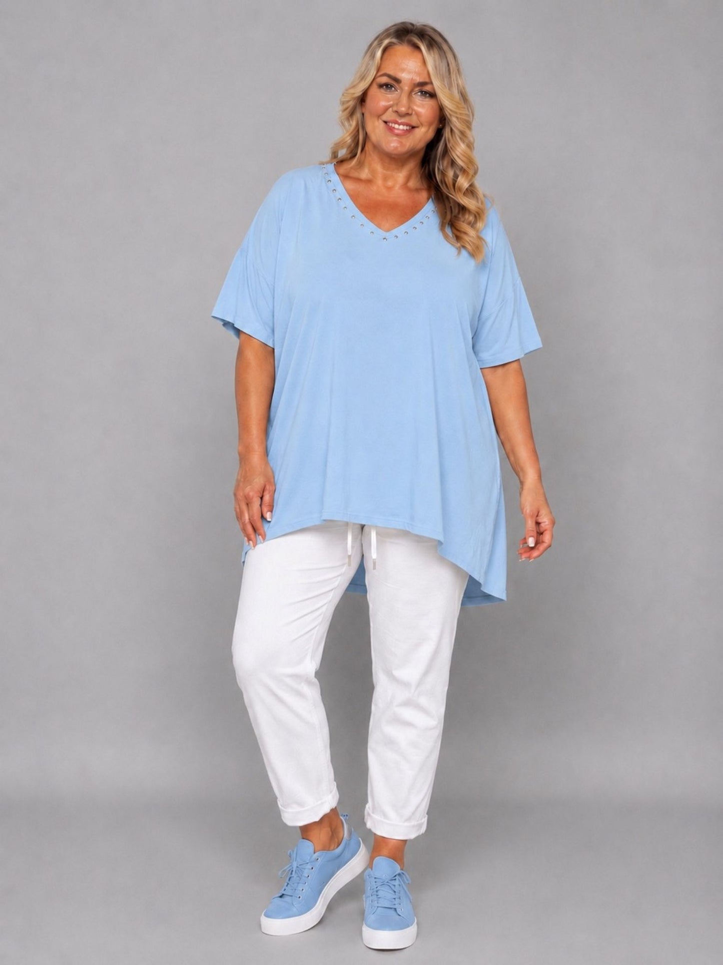 Shirt V-Ausschnitt Nieten Kurzarm Oversize – Gelb, Hellblau, Lila, Beige/Stein, Taupe & Weiß – Einheitsgröße 46–54