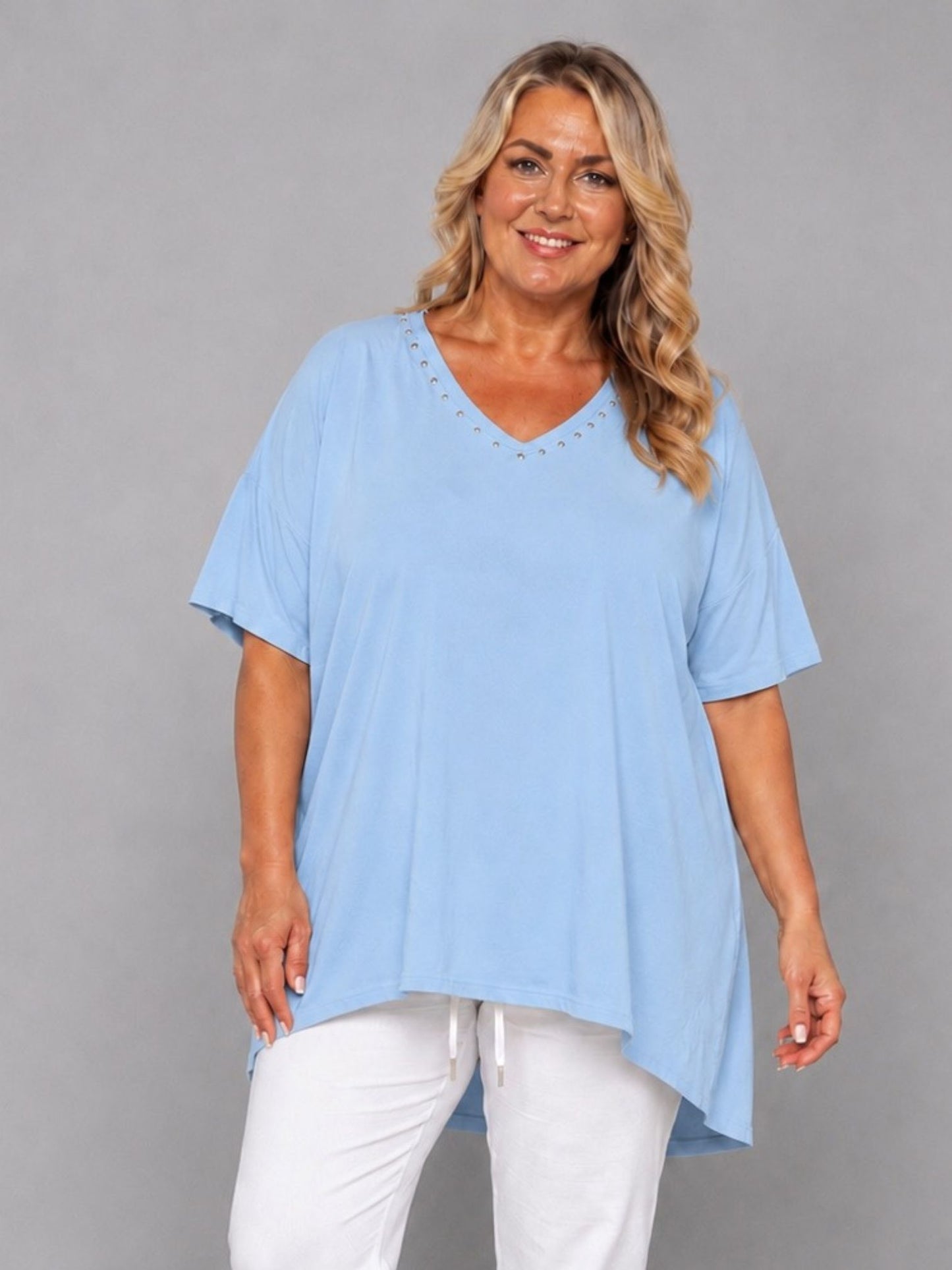 Shirt V-Ausschnitt Nieten Kurzarm Oversize – Gelb, Hellblau, Lila, Beige/Stein, Taupe & Weiß – Einheitsgröße 46–54