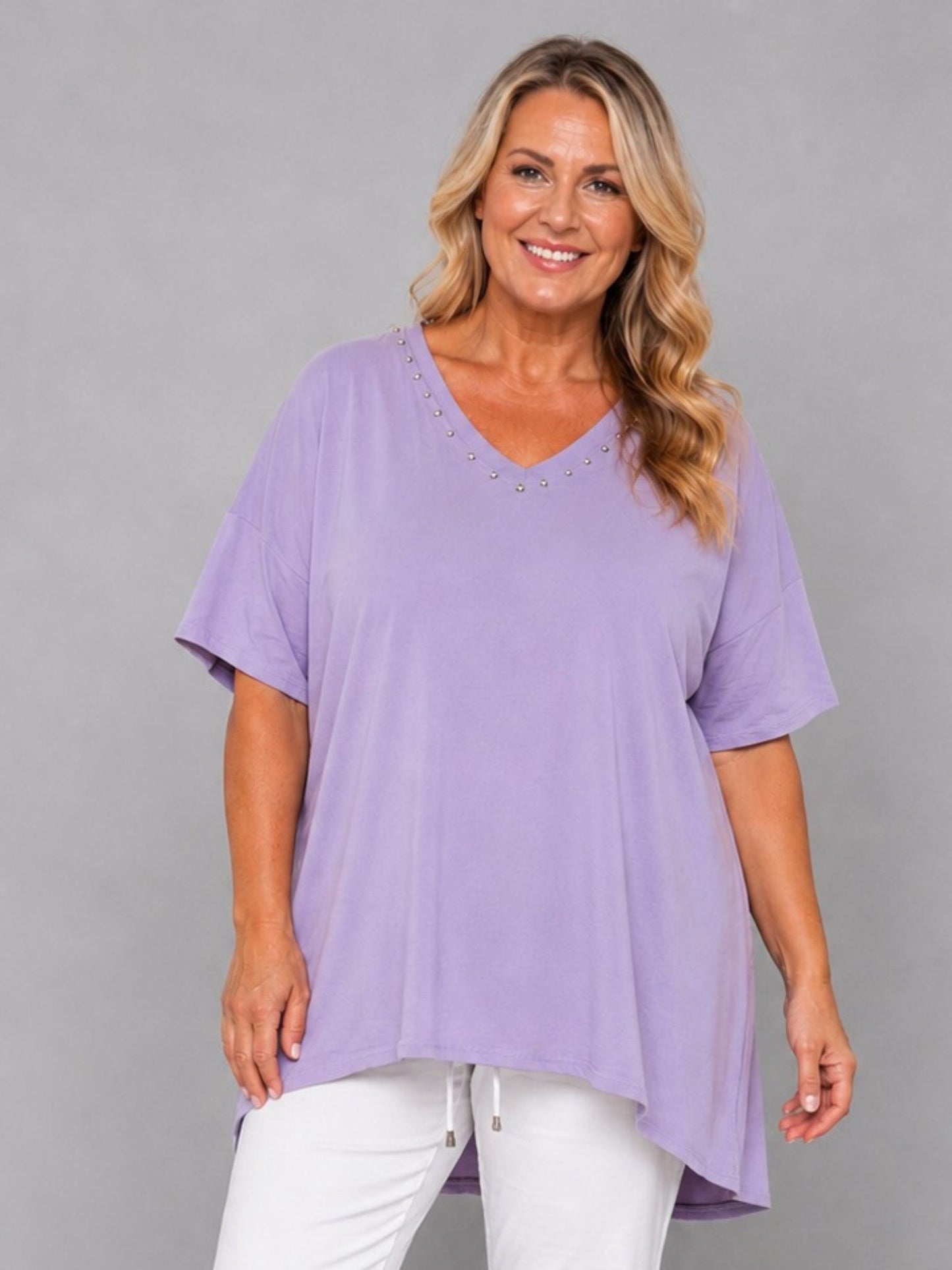Shirt V-Ausschnitt Nieten Kurzarm Oversize – Gelb, Hellblau, Lila, Beige/Stein, Taupe & Weiß – Einheitsgröße 46–54