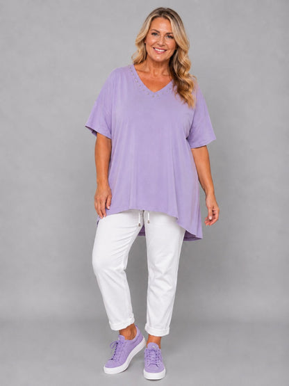 Shirt V-Ausschnitt Nieten Kurzarm Oversize – Gelb, Hellblau, Lila, Beige/Stein, Taupe & Weiß – Einheitsgröße 46–54