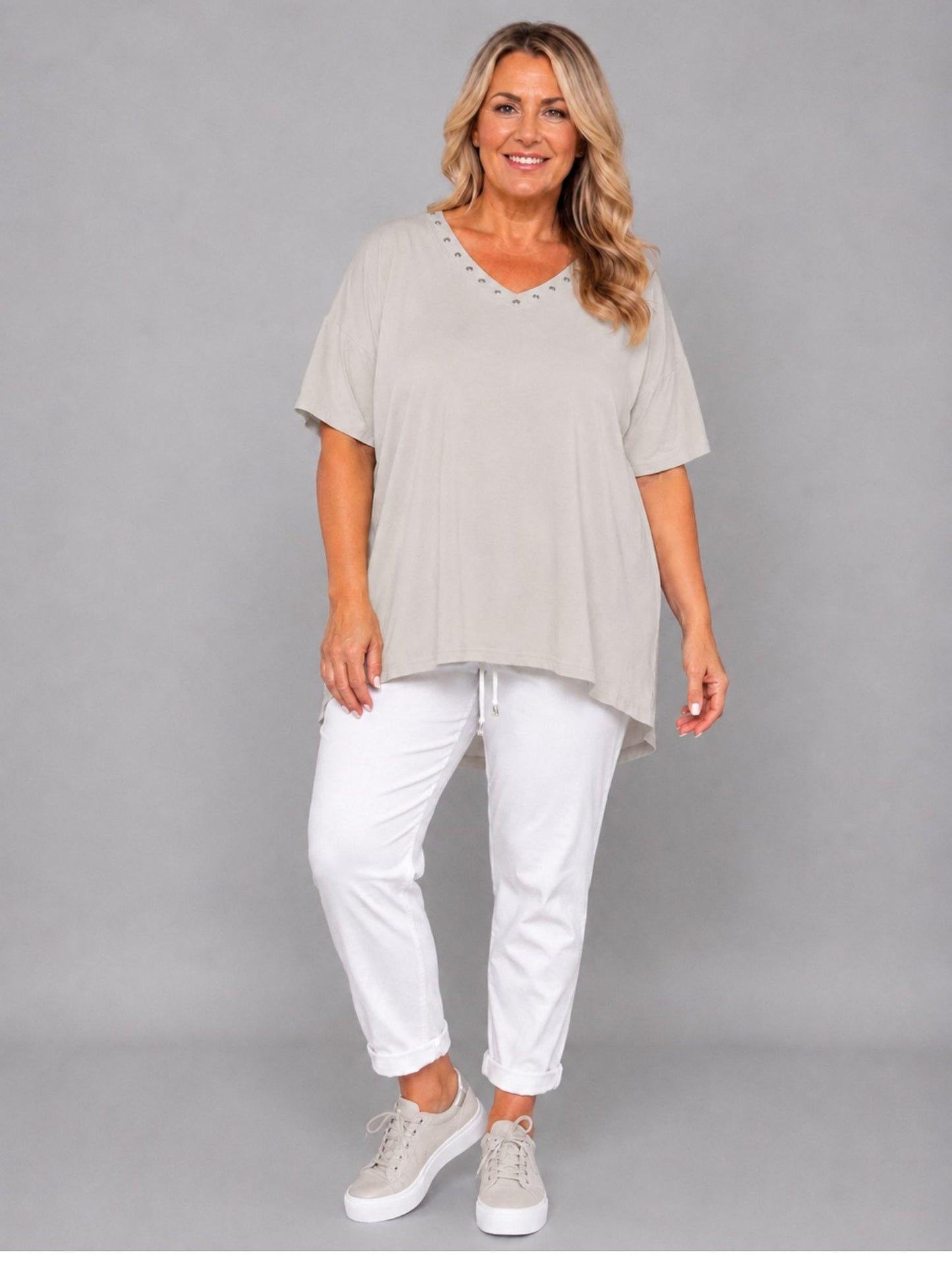 Shirt V-Ausschnitt Nieten Kurzarm Oversize – Gelb, Hellblau, Lila, Beige/Stein, Taupe & Weiß – Einheitsgröße 46–54