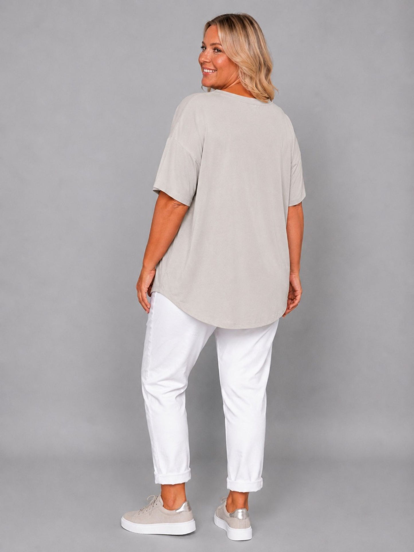 Shirt V-Ausschnitt Nieten Kurzarm Oversize – Gelb, Hellblau, Lila, Beige/Stein, Taupe & Weiß – Einheitsgröße 46–54